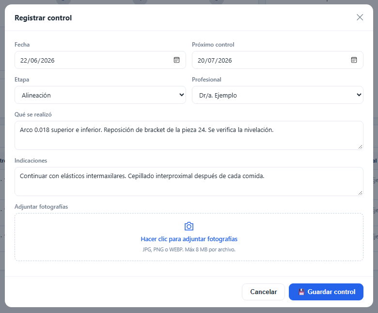 Formulario Registrar control del módulo de ortodoncia de DentalSoft con datos ficticios: fecha, próximo control, etapa, profesional, qué se realizó, indicaciones y adjuntar fotografías