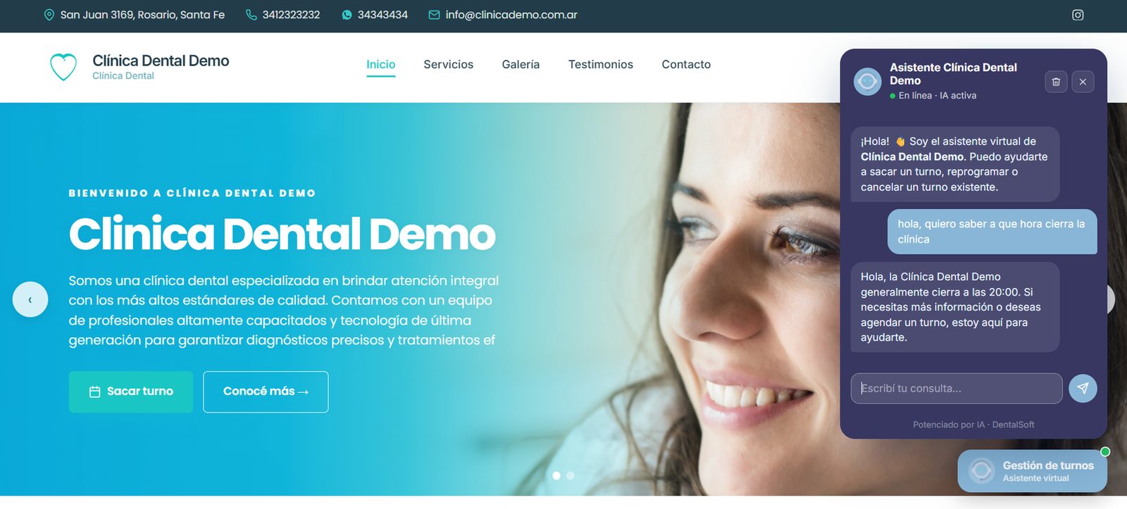 Página web de una clínica dental creada con DentalSoft, con la dirección y los datos de contacto arriba, el botón Sacar turno y el asistente virtual